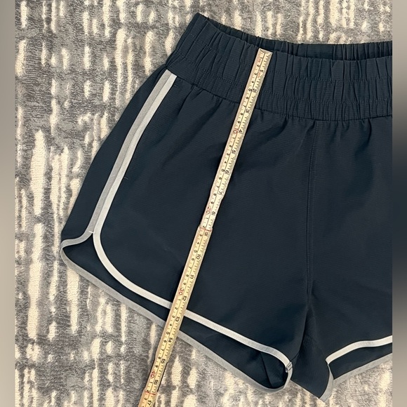 Vuori Cardiff Short in Charcoal Color Block, size M, EUC - Picture 3 of 8